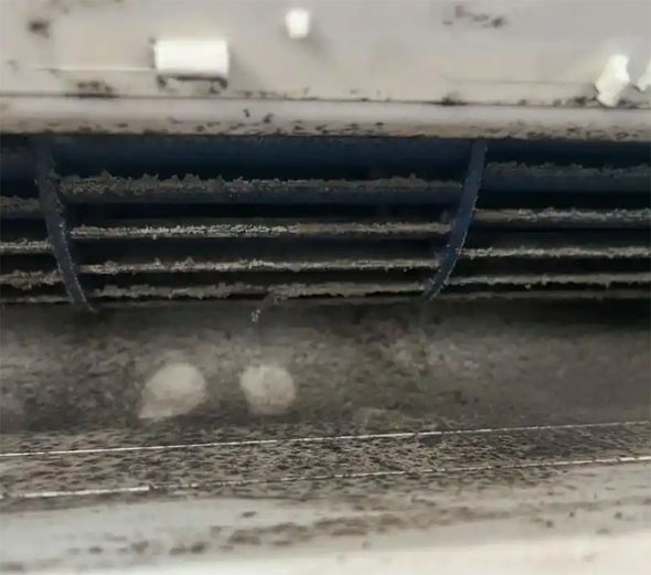 奈曼空调吹的风有股烧焦味是怎么回事